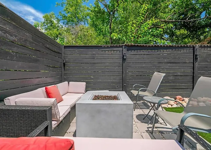 King Bed, Balcony, Covered Patio & Firepit! 8 Minutes From Broadway