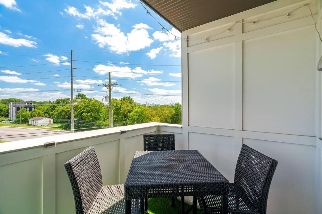 King Bed, Balcony, Covered Patio & Firepit! 8 Minutes From Broadway