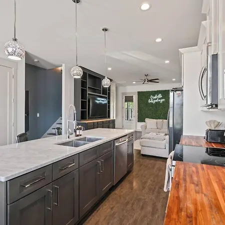 King Bed, Balcony, Covered Patio & Firepit! 8 Minutes From Broadway Nashville Exterior photo