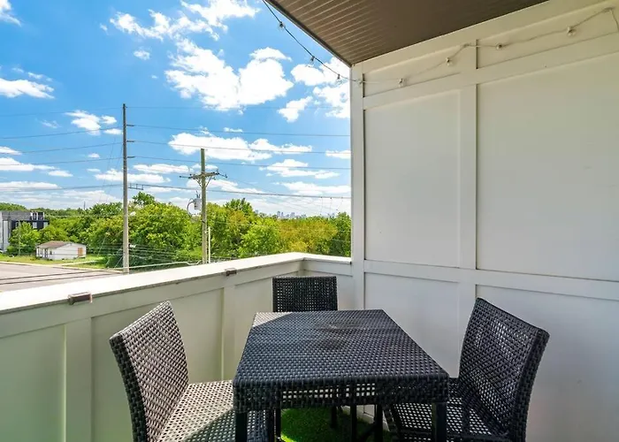 King Bed, Balcony, Covered Patio & Firepit! 8 Minutes From Broadway