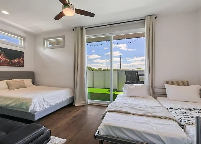 King Bed, Balcony, Covered Patio & Firepit! 8 Minutes From Broadway