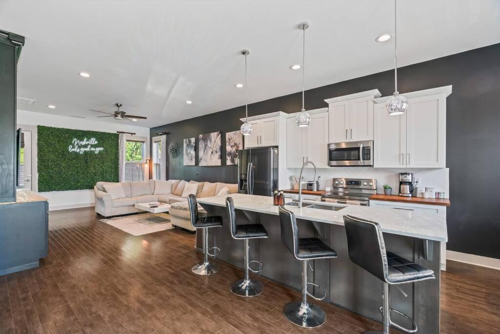 King Bed, Balcony, Covered Patio & Firepit! 8 Minutes From Broadway Hébergement de vacances Nashville