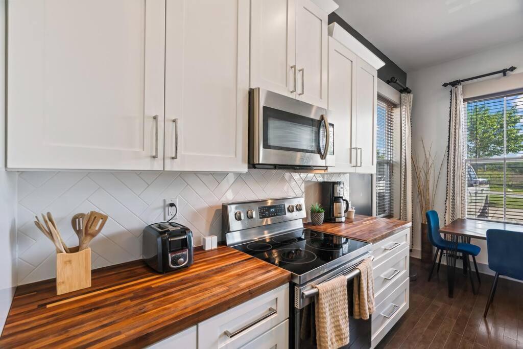 Hébergement de vacances King Bed, Balcony, Covered Patio & Firepit! 8 Minutes From Broadway *