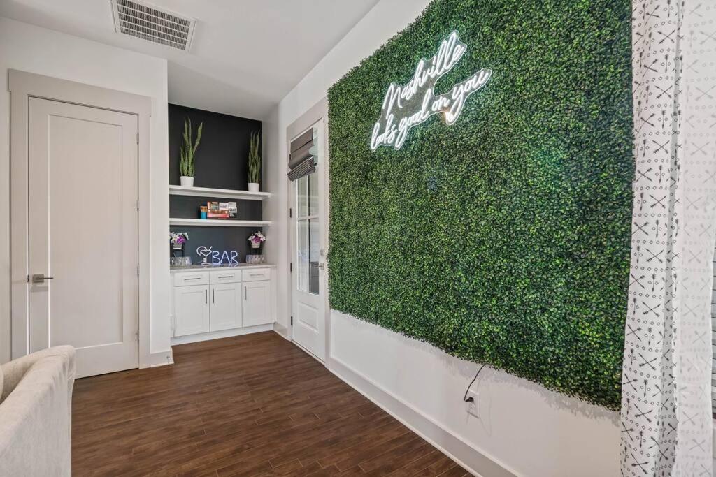 King Bed, Balcony, Covered Patio & Firepit! 8 Minutes From Broadway Hébergement de vacances *