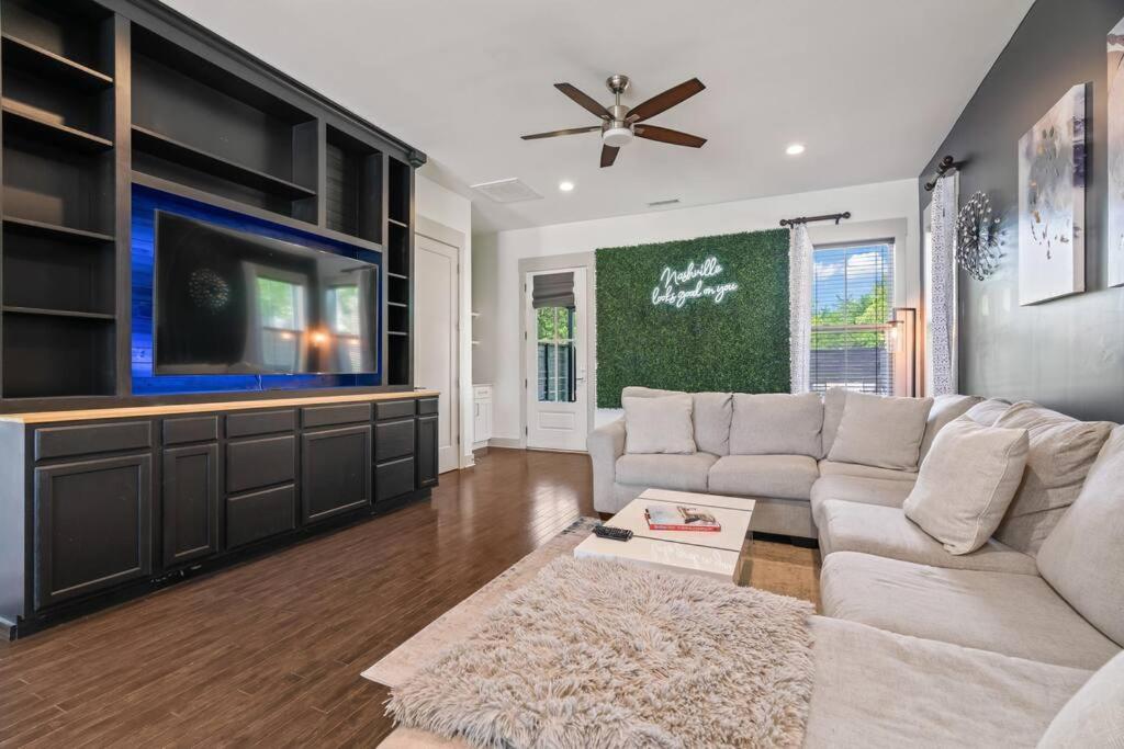 Hébergement de vacances King Bed, Balcony, Covered Patio & Firepit! 8 Minutes From Broadway