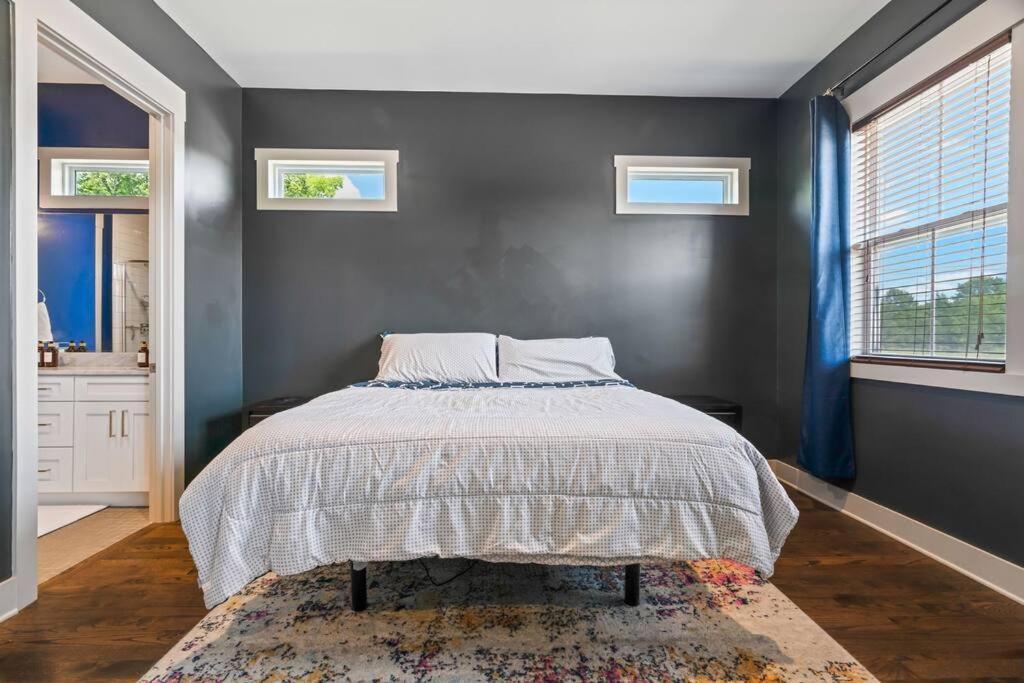 King Bed, Balcony, Covered Patio & Firepit! 8 Minutes From Broadway Hébergement de vacances Nashville