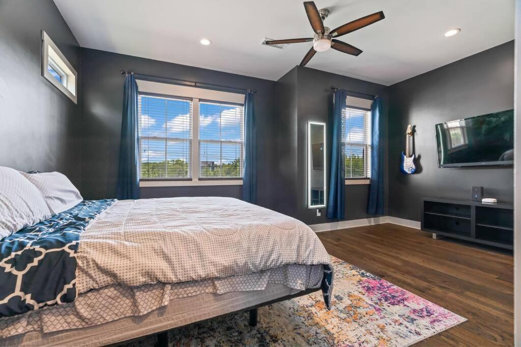 Hébergement de vacances King Bed, Balcony, Covered Patio & Firepit! 8 Minutes From Broadway *