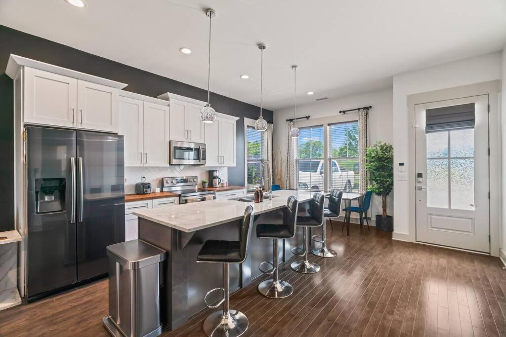 Hébergement de vacances King Bed, Balcony, Covered Patio & Firepit! 8 Minutes From Broadway Nashville