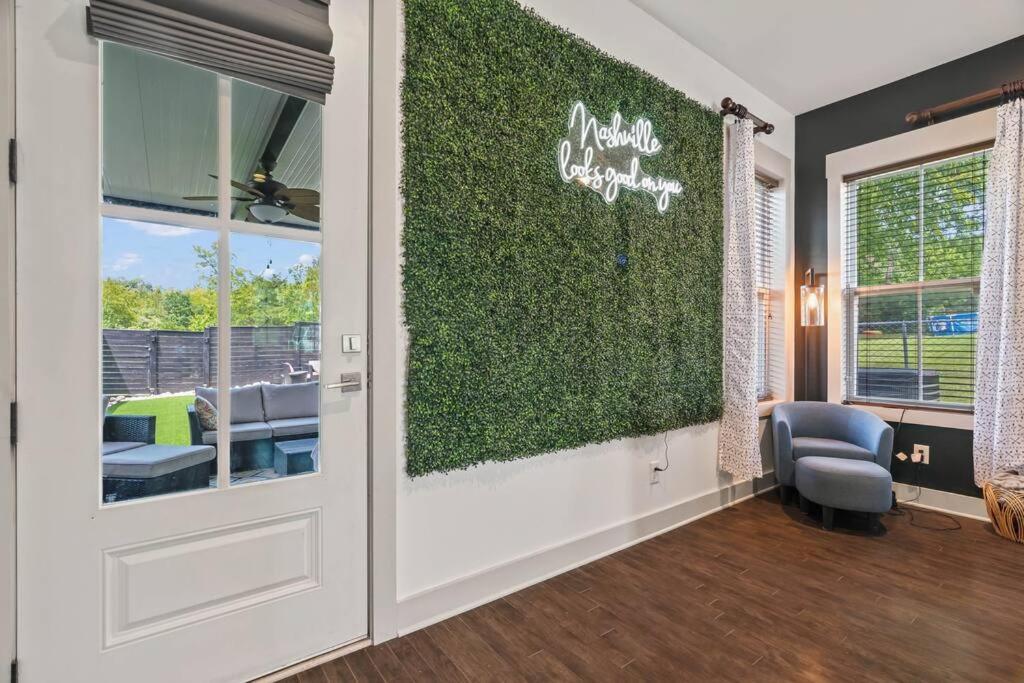 King Bed, Balcony, Covered Patio & Firepit! 8 Minutes From Broadway Hébergement de vacances Nashville