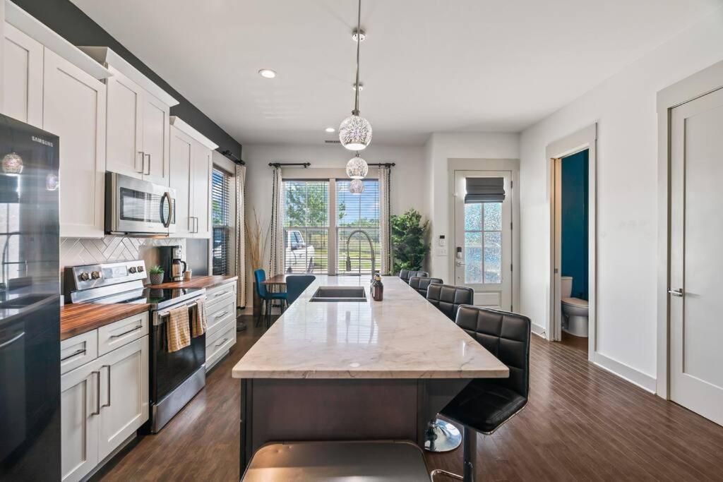 Hébergement de vacances King Bed, Balcony, Covered Patio & Firepit! 8 Minutes From Broadway Nashville