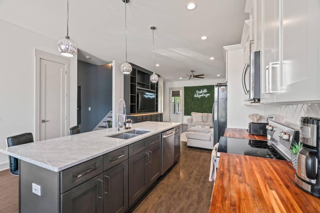 Hébergement de vacances King Bed, Balcony, Covered Patio & Firepit! 8 Minutes From Broadway