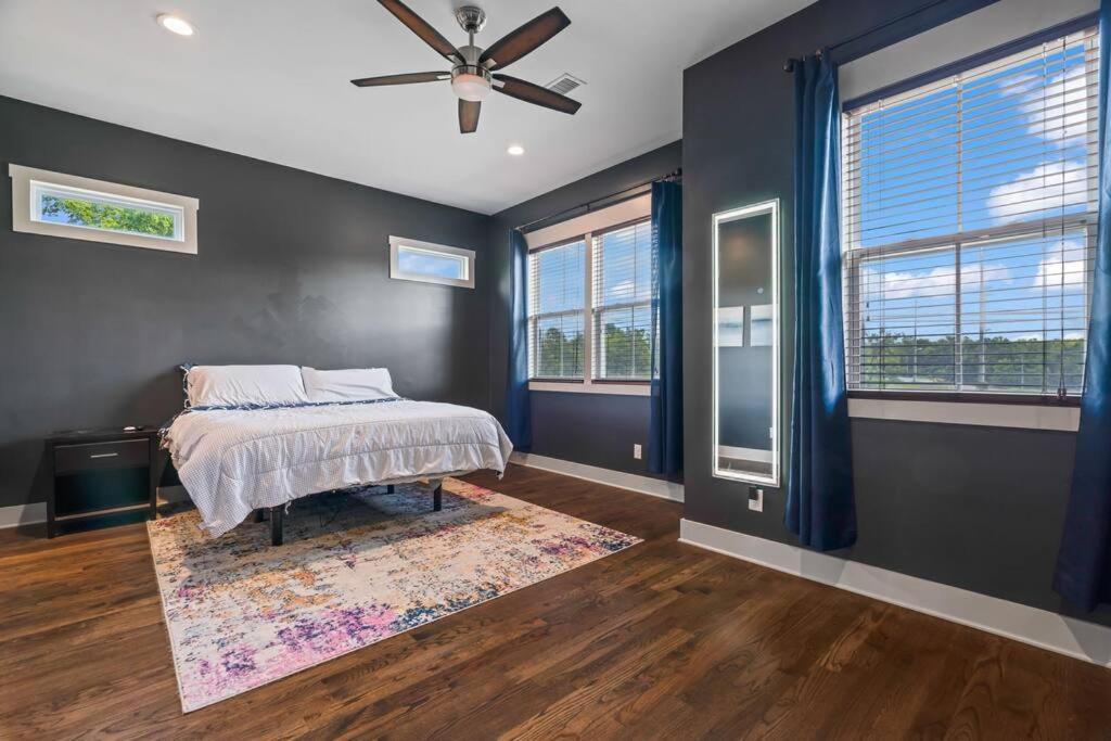 King Bed, Balcony, Covered Patio & Firepit! 8 Minutes From Broadway Hébergement de vacances *