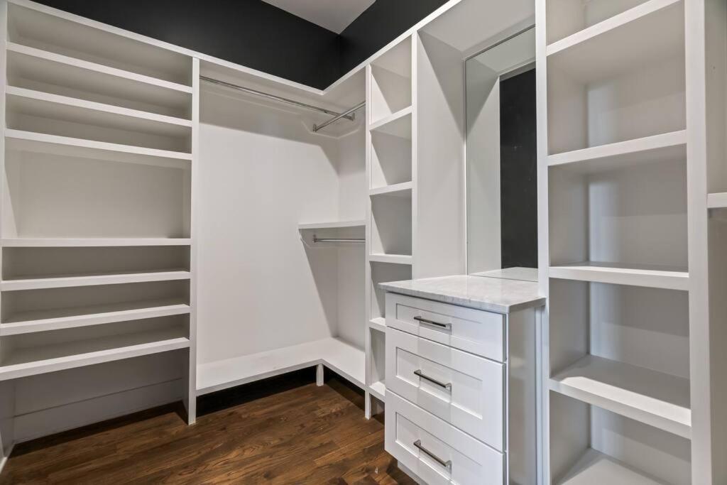 King Bed, Balcony, Covered Patio & Firepit! 8 Minutes From Broadway Hébergement de vacances