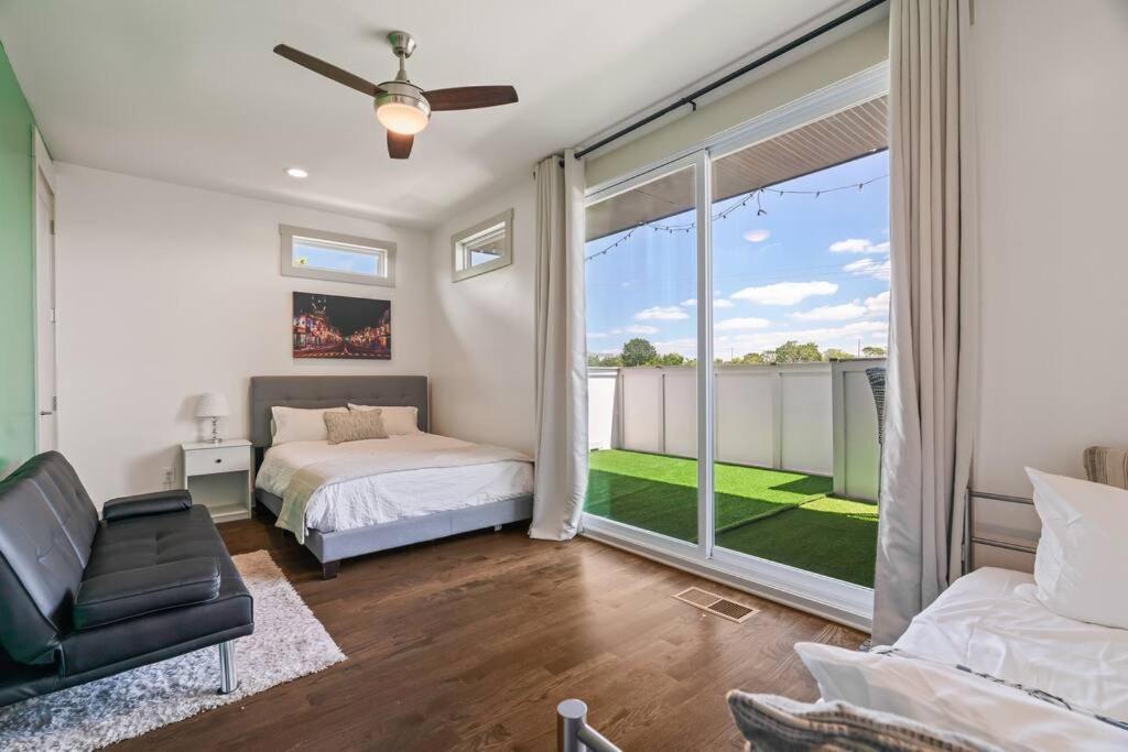 King Bed, Balcony, Covered Patio & Firepit! 8 Minutes From Broadway Hébergement de vacances *