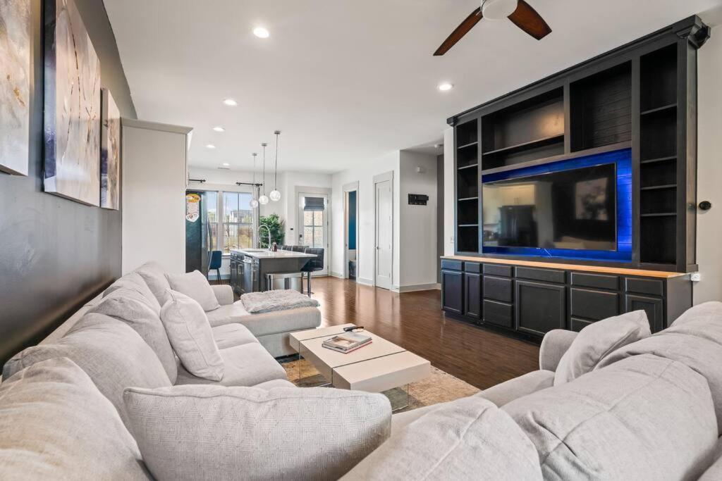 Hébergement de vacances King Bed, Balcony, Covered Patio & Firepit! 8 Minutes From Broadway