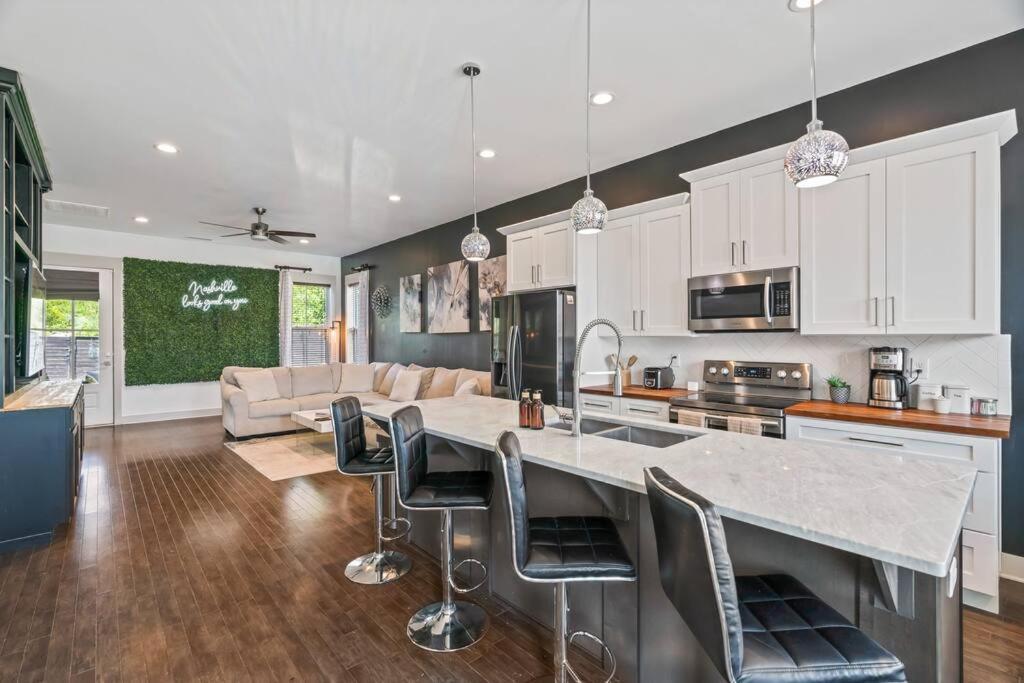 Hébergement de vacances King Bed, Balcony, Covered Patio & Firepit! 8 Minutes From Broadway Nashville