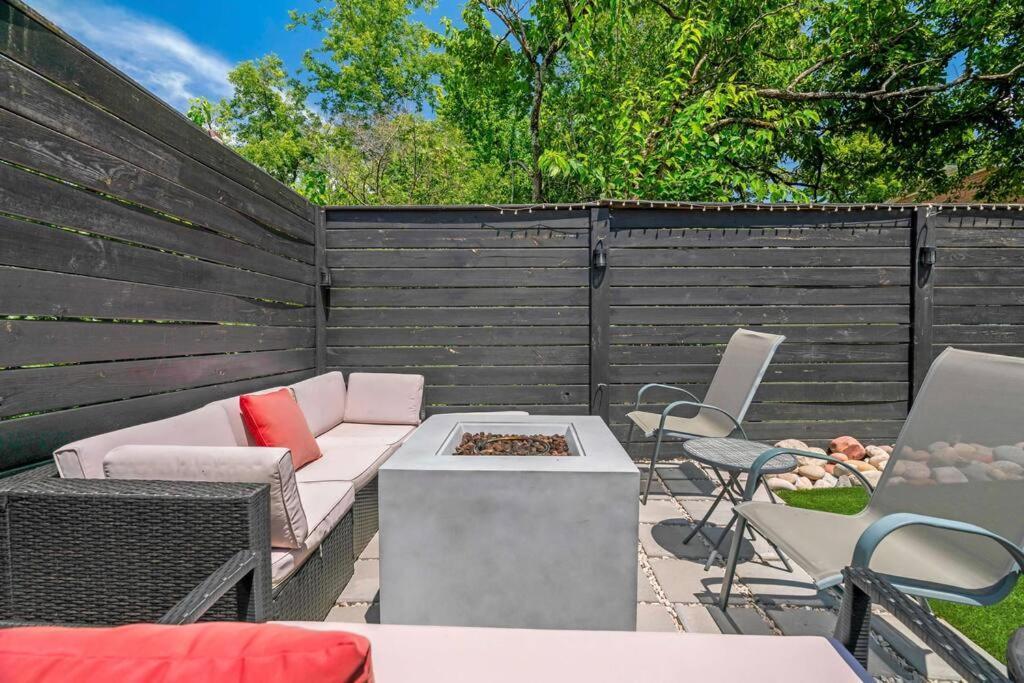 Hébergement de vacances King Bed, Balcony, Covered Patio & Firepit! 8 Minutes From Broadway *